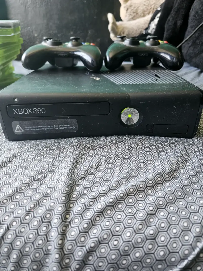 Consola Xbox 360 4GB con juegos y controles - 6