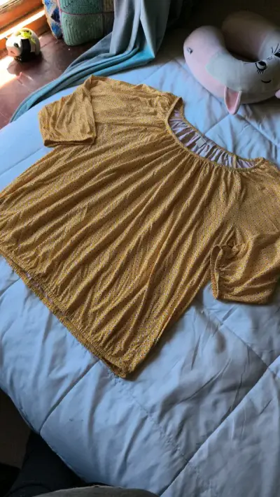 Blusa amarilla de manga corta con estampado floral - miniatura 1