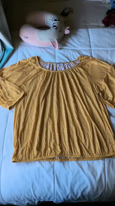 Blusa amarilla de manga corta con estampado floral - miniatura 2