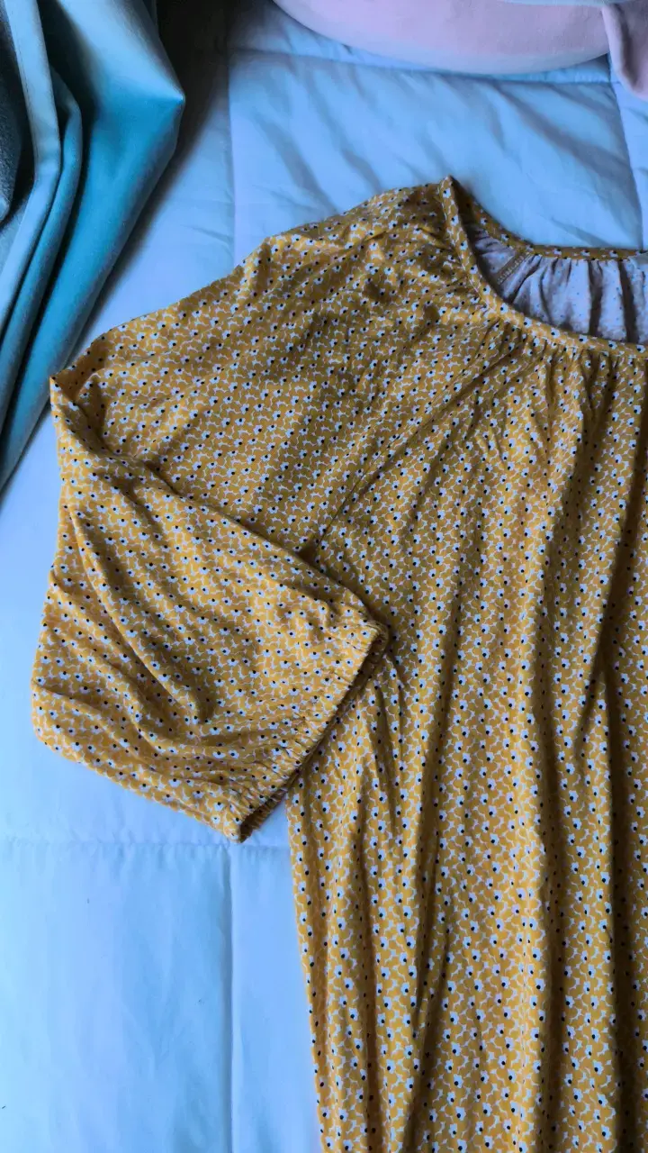 Blusa amarilla de manga corta con estampado floral - 3