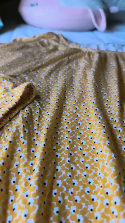Blusa amarilla de manga corta con estampado floral - miniatura 4