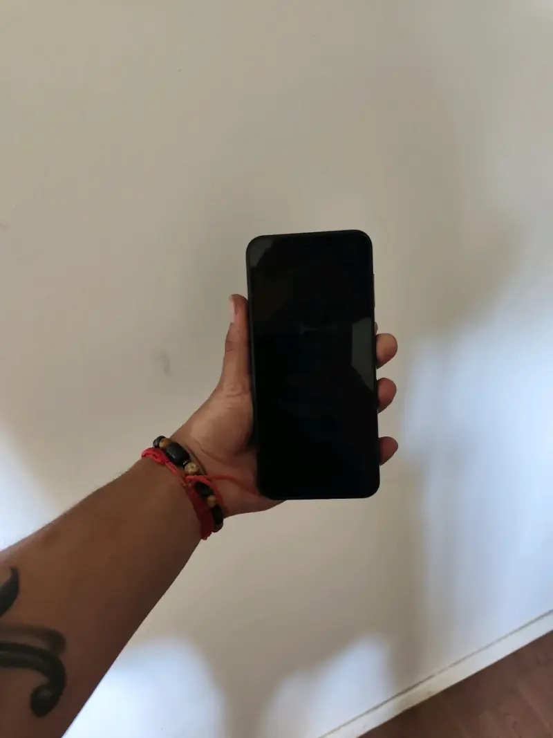 Smartphone negro con triple cámara trasera - 1