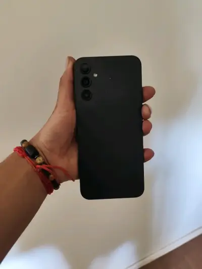 Smartphone negro con triple cámara trasera - miniatura 2