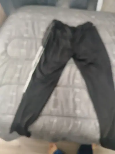 Pantalones deportivos negros con franjas blancas - miniatura 1