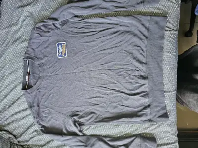 Polerón gris con diseño bordado - miniatura 1