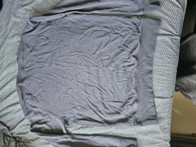 Polerón gris con diseño bordado - miniatura 2