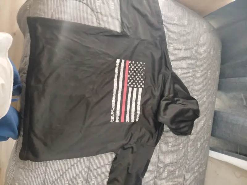 Polerón negro con bandera americana estampada - 1