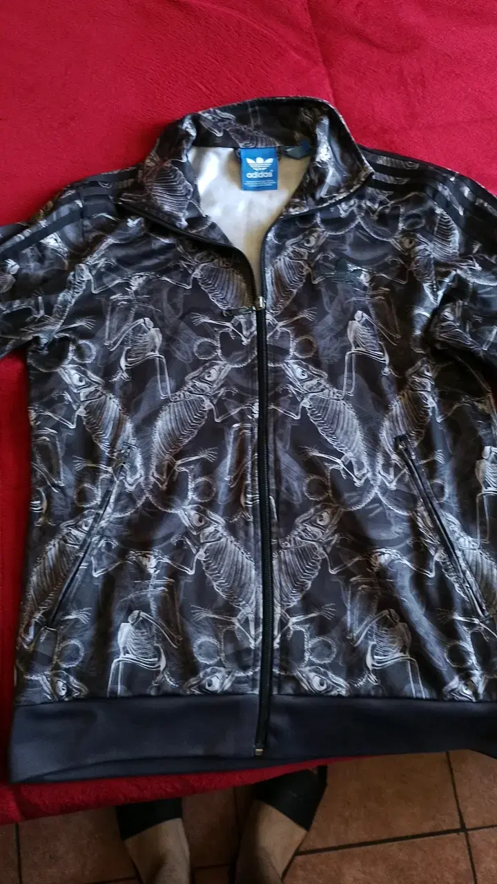 Chaqueta Adidas con diseño de esqueletos - 1