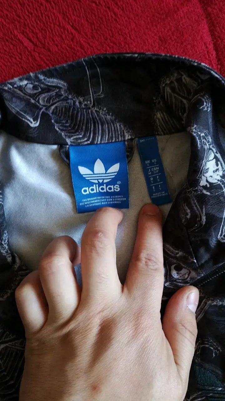 Chaqueta Adidas con diseño de esqueletos - 2
