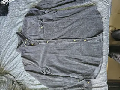 Camisa de hombre gris con botones - miniatura 1