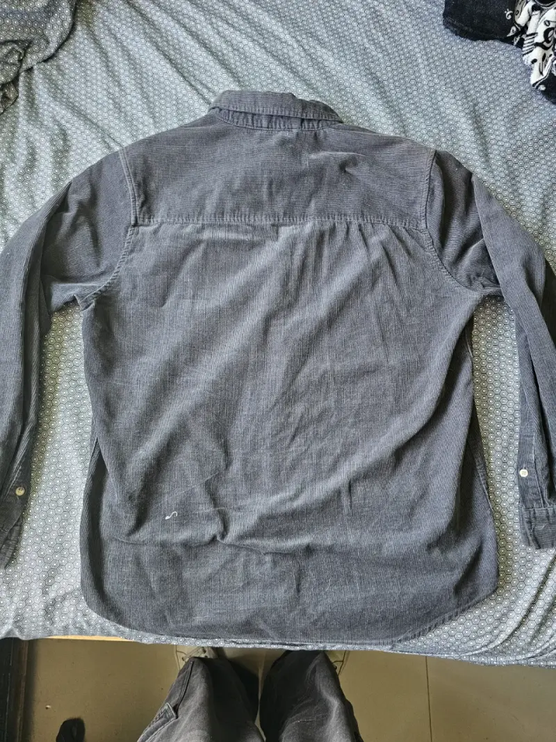 Camisa de hombre gris con botones - 2