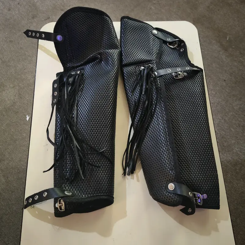 Polainas de cuero negro con flecos