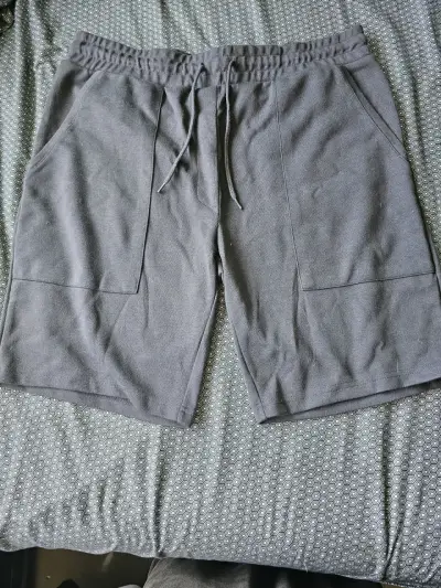 Shorts deportivos grises para hombre - miniatura 1