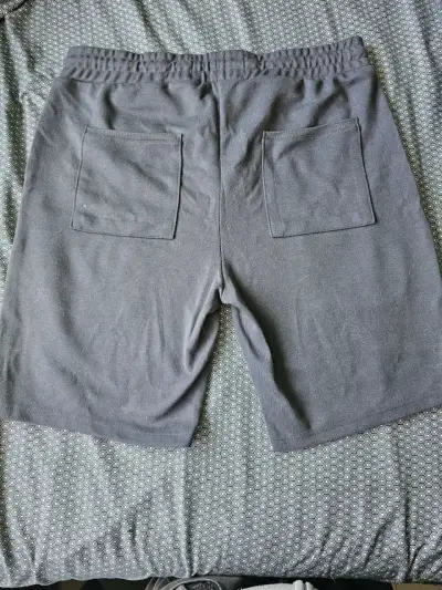 Shorts deportivos grises para hombre - miniatura 2