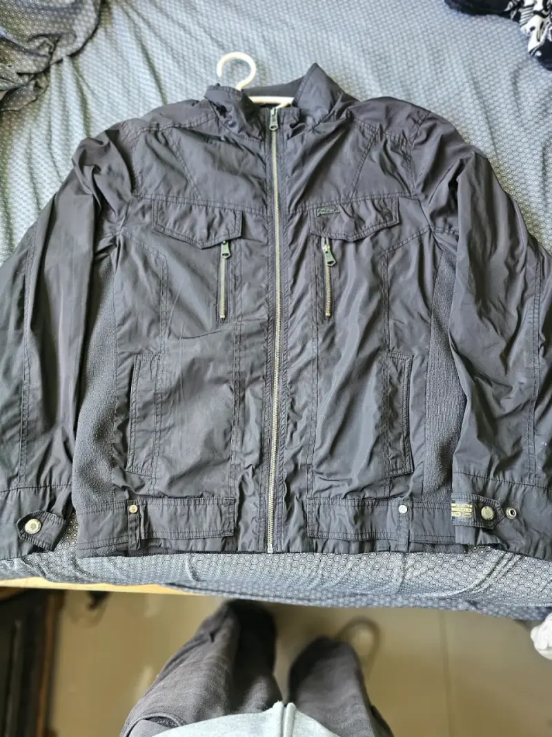 Chaqueta negra para hombre con bolsillos - 1
