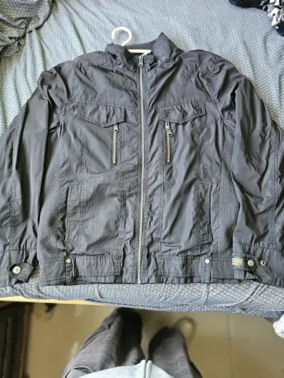 Chaqueta negra para hombre con bolsillos - miniatura 1