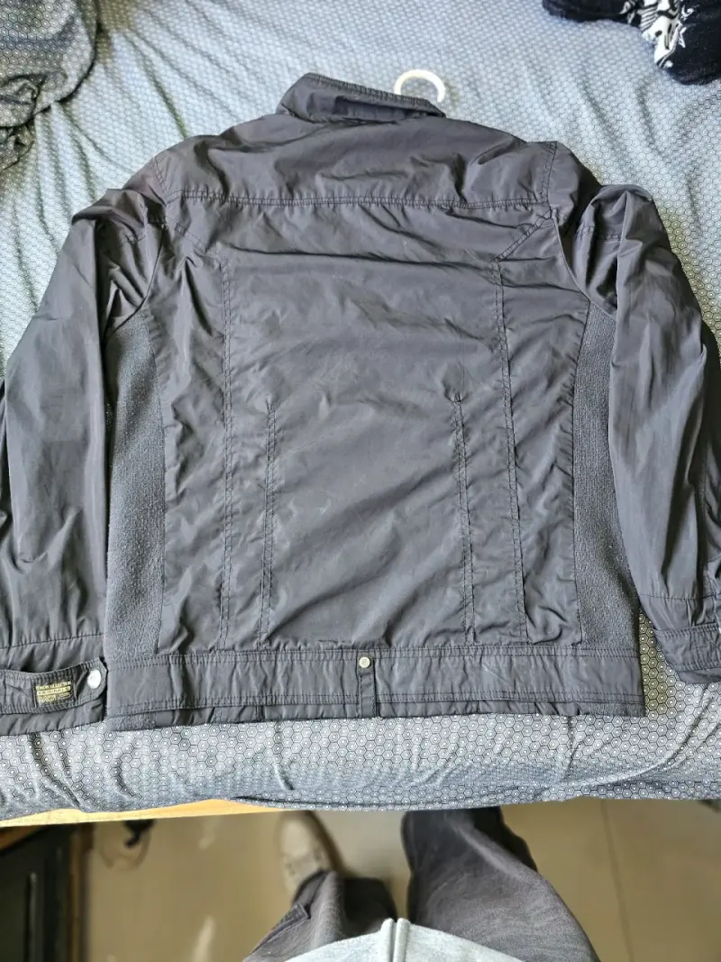 Chaqueta negra para hombre con bolsillos - 2