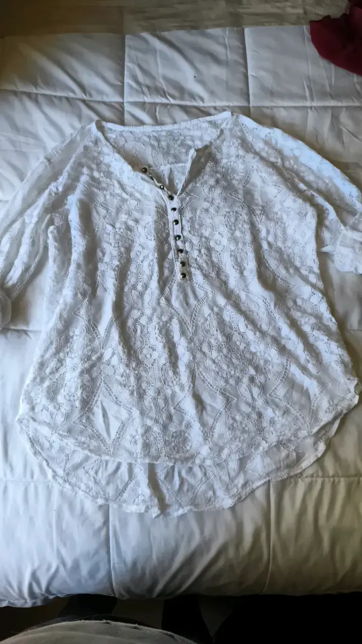 Blusa de encaje blanca con botones - 1