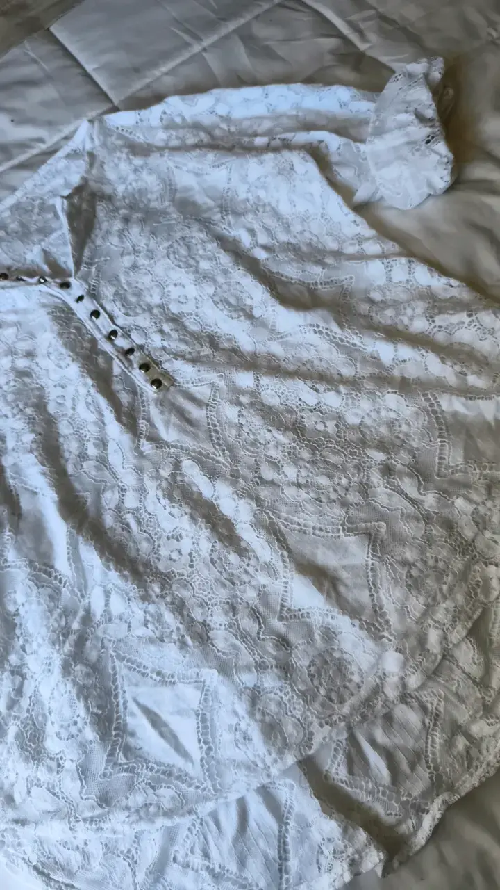 Blusa de encaje blanca con botones - 2