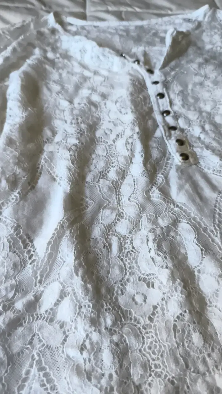 Blusa de encaje blanca con botones - 3