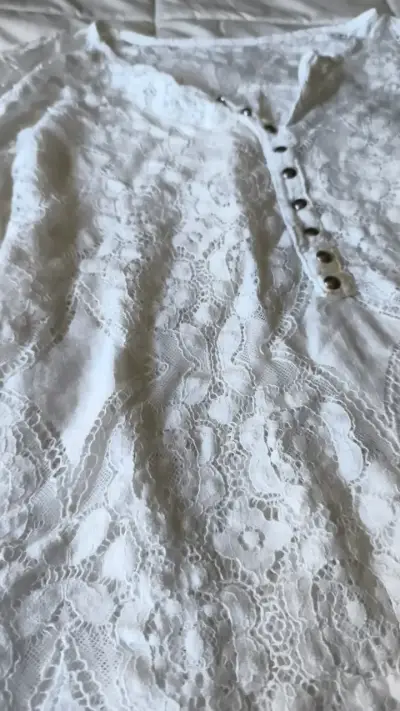 Blusa de encaje blanca con botones - miniatura 3