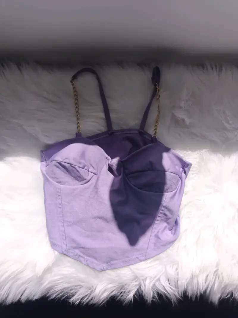 Top lila con tirantes de cadena talla S