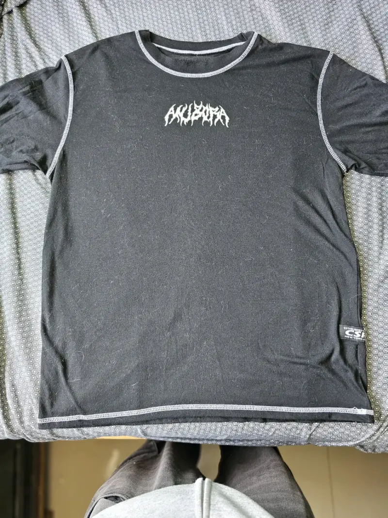 Polera negra con diseño gráfico Akupura - 1