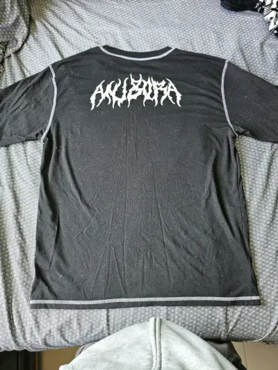 Polera negra con diseño gráfico Akupura - miniatura 2