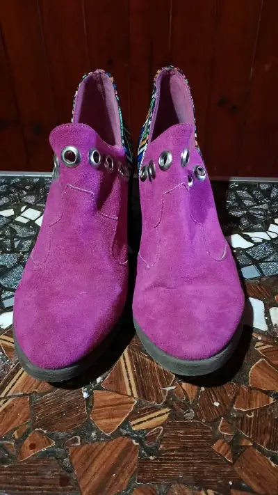Zapatos de gamuza rosados con diseño étnico - miniatura 1
