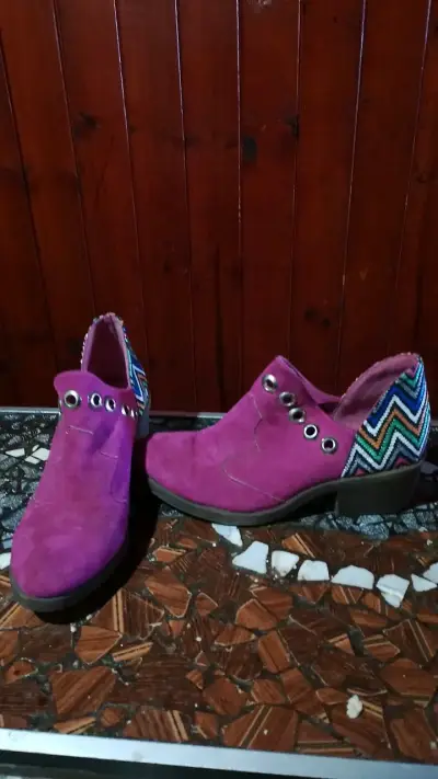 Zapatos de gamuza rosados con diseño étnico - miniatura 2