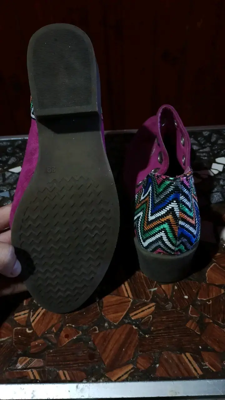 Zapatos de gamuza rosados con diseño étnico - 3