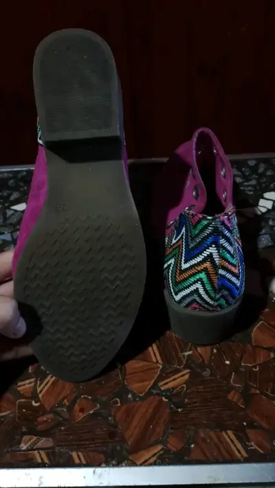 Zapatos de gamuza rosados con diseño étnico - miniatura 3