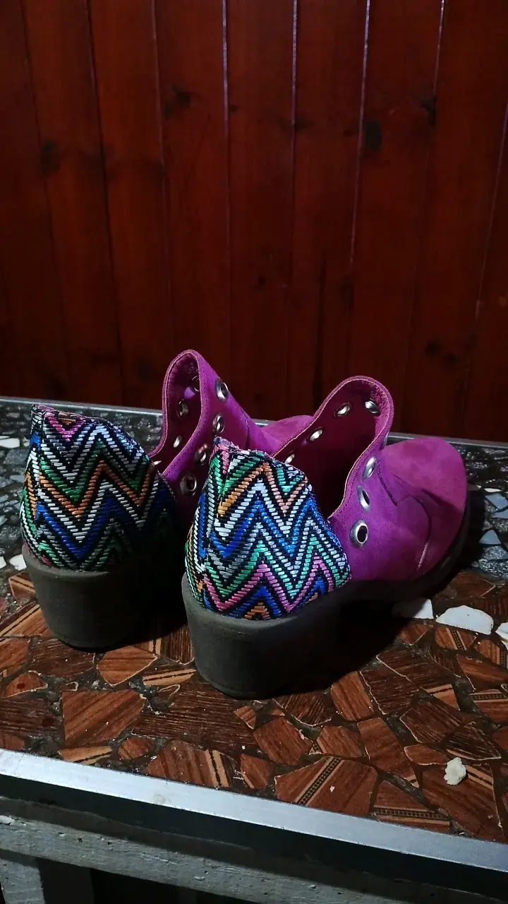 Zapatos de gamuza rosados con diseño étnico - 4