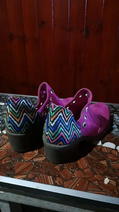 Zapatos de gamuza rosados con diseño étnico - miniatura 4