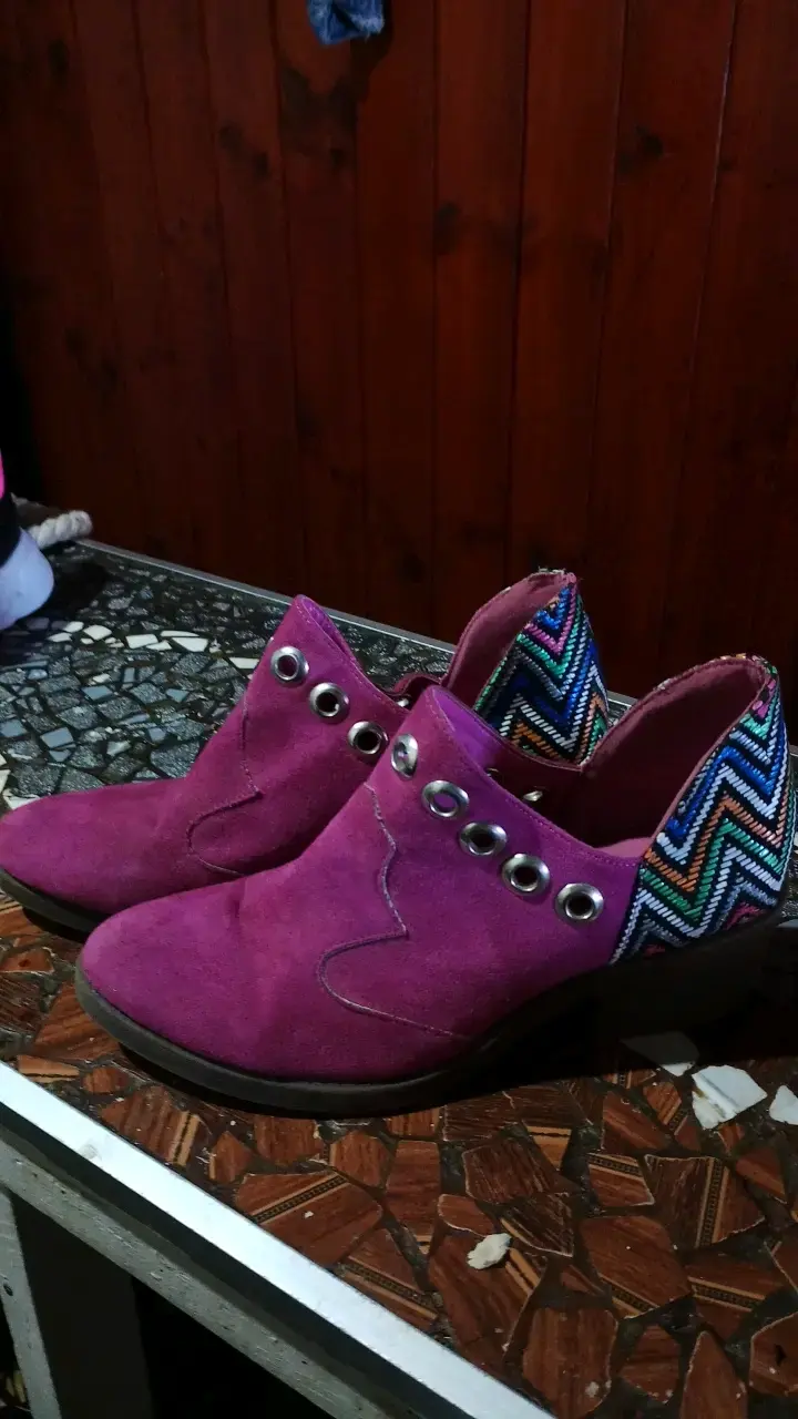 Zapatos de gamuza rosados con diseño étnico - 5