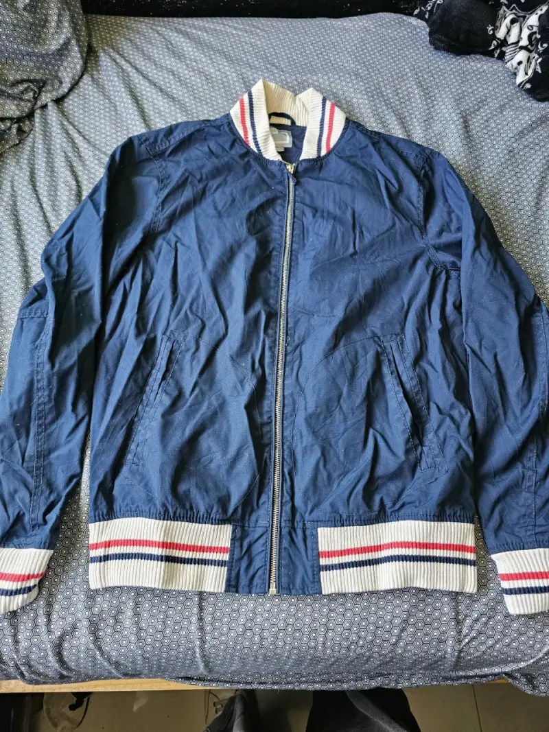 Chaqueta bomber azul con ribetes a rayas - 1