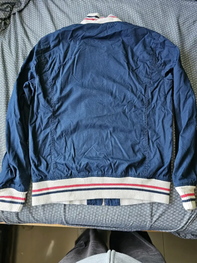 Chaqueta bomber azul con ribetes a rayas - 2
