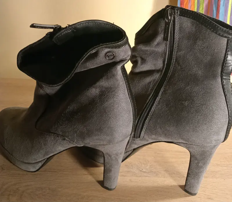 Botines de gamuza gris con tacón alto - 1