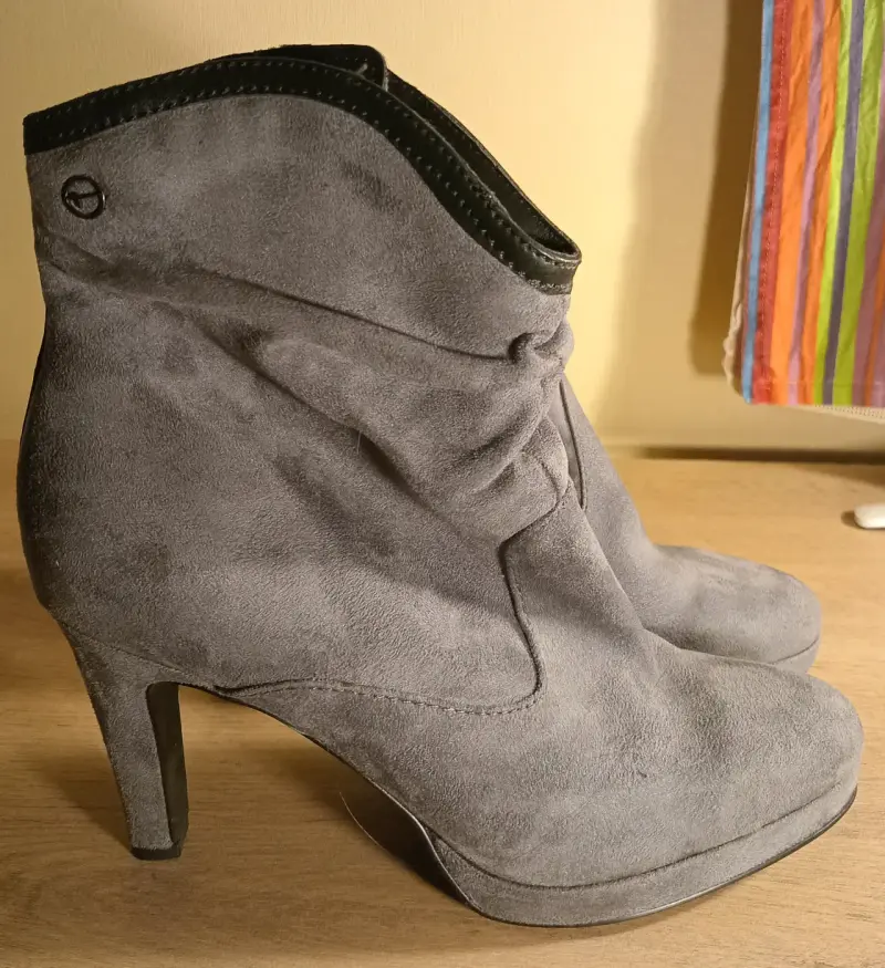Botines de gamuza gris con tacón alto - 2
