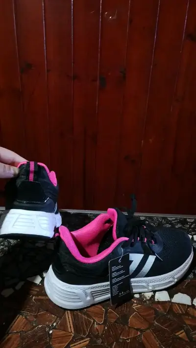 Zapatillas deportivas negras y rosadas para mujer - miniatura 4