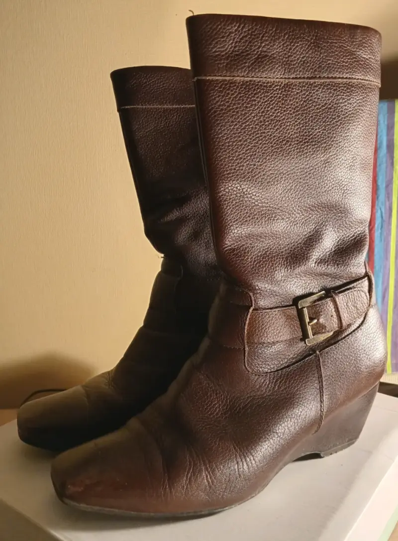 Botas de cuero marrón con tacón bajo - 1