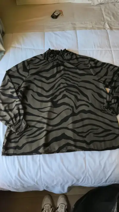 Blusa estampado animal print con cuello fruncido - miniatura 1