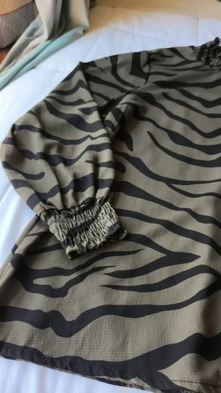 Blusa estampado animal print con cuello fruncido - 2