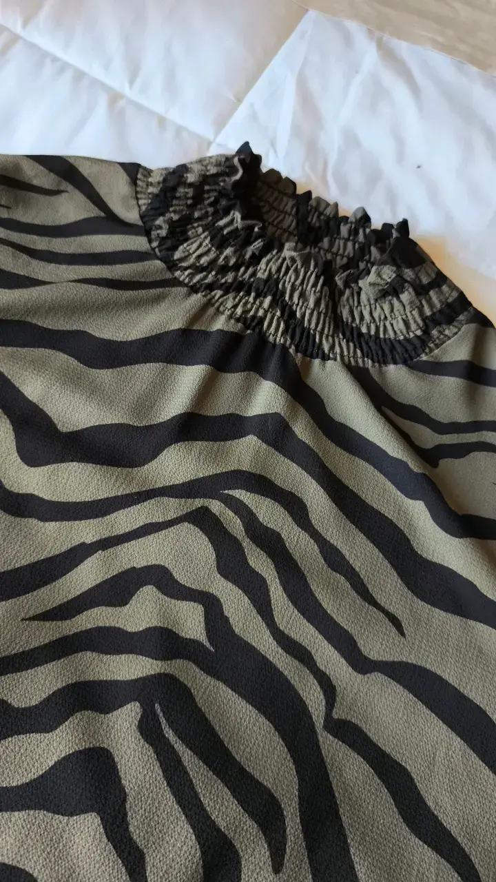 Blusa estampado animal print con cuello fruncido - 3