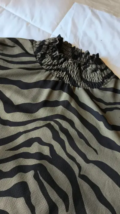 Blusa estampado animal print con cuello fruncido - miniatura 3