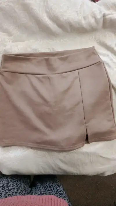 Falda short beige con abertura - miniatura 1