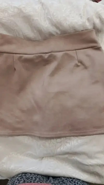 Falda short beige con abertura - miniatura 3