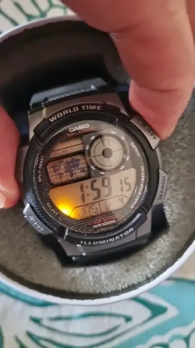Reloj Casio World Time con Iluminación - miniatura 3