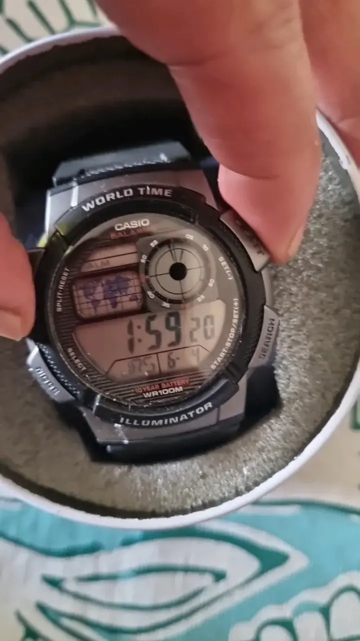 Reloj Casio World Time con Iluminación - 4