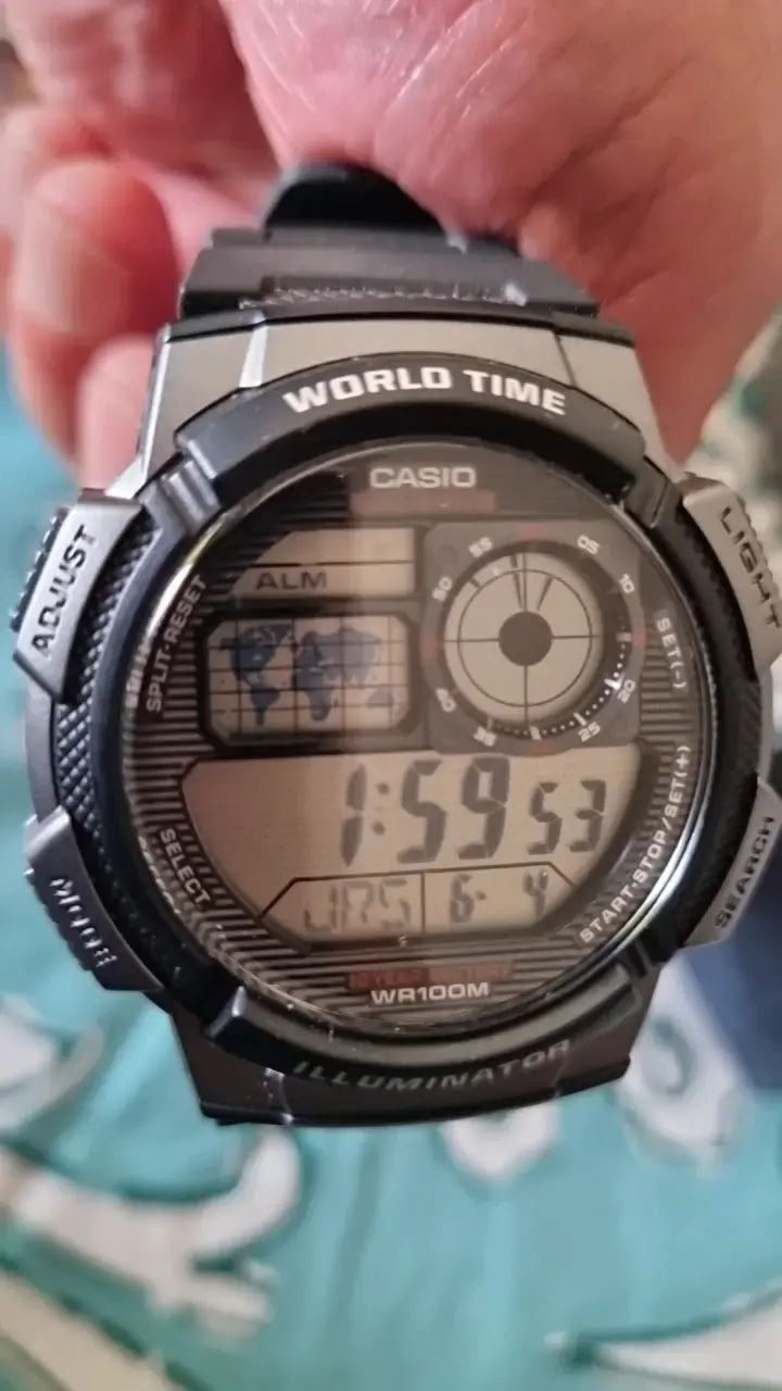 Reloj Casio World Time con Iluminación - 6